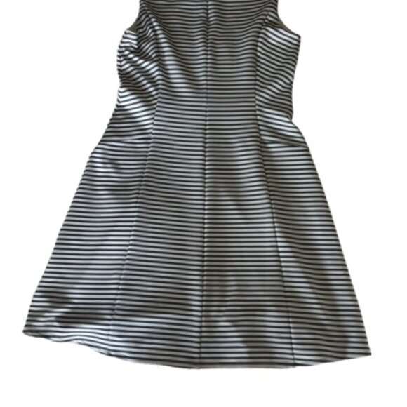 Sleeveless, fit & flare silhouette women's dress size 6, knee length. - Picture 4 of 6